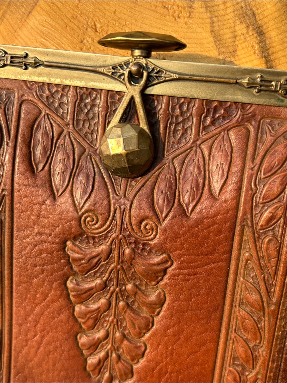 Antique 1920s nouveau art deco hand tooled leather brass clutch purse - Picture 3 of 17